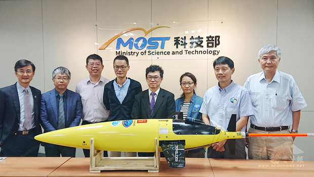 台灣大學海洋研究所所長詹森（右2）帶領的研究團隊，透過水下滑翔機Seaglider觀測黑潮，成果傑出。（中央社提供）
