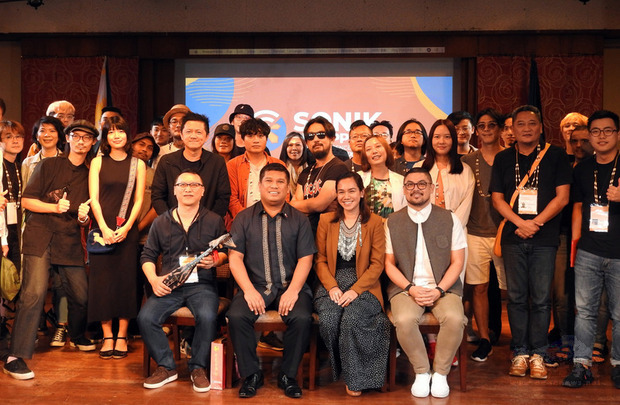 菲律賓和中華民國文化部合辦的國際音樂節「菲律賓SONIK」4、5日在馬卡蒂市舉行，參與音樂節的台菲樂團和音樂人3日在記者會上合影。（中央社提供）