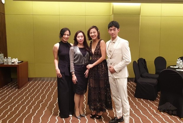 駐釜山辦事處處長吳尚年（左2）於7日晚間在釜山海雲台舉行的第24屆釜山國際影展「台灣之夜」酒會上，與「情色小說」演員王可元（右1）和黃采儀（左1）合影。（駐釜山辦事處提供）