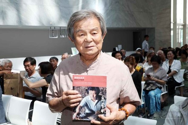 創作全世界最長版畫「迎媽祖」及油畫「芬芳寶島」的藝術家林智信（前），7日在台南市美術館發表回憶錄新書，全書以第一人稱方式，分享他的創作理念和人生經歷。（中央社提供）