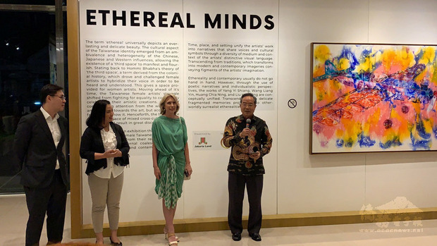 台灣4名新生代女藝術家的作品正在雅加達世界貿易中心展出。中華民國駐印尼代表陳忠（右1）在15日的開幕典禮介紹參展畫家豐富的創作力。（駐印尼代表處提供）