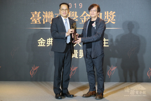 台灣文學金典獎12日舉行贈獎典禮，文化部政務次長彭俊亨（左）擔任贈獎人，頒發年度大獎給張貴興（右）。（中央社提供）