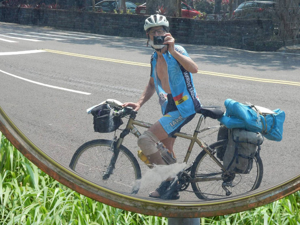 比利時自行車俱樂部主席米歇爾．卡迪兒（Michel Cordier）10月來台單車環島，回國後在自行車部落格發文，大讚台灣警察友善，道路平坦，將推薦其他同好來台旅遊。（中央社提供）
