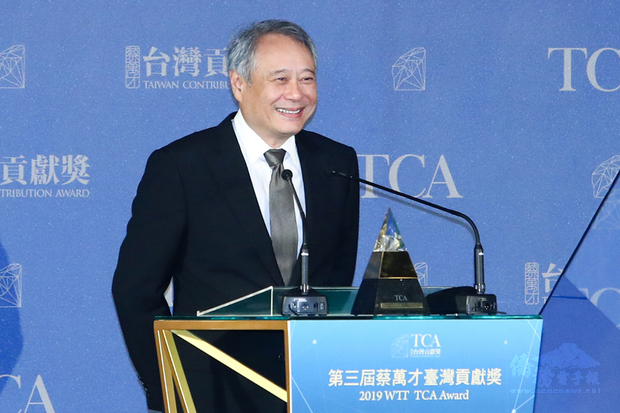 第3屆蔡萬才台灣貢獻獎25日在台北舉行頒獎典禮，獲獎者、導演李安出席致詞表示，非常感謝台灣對他的滋養，愛台灣是很自然而然的事。（中央社提供）