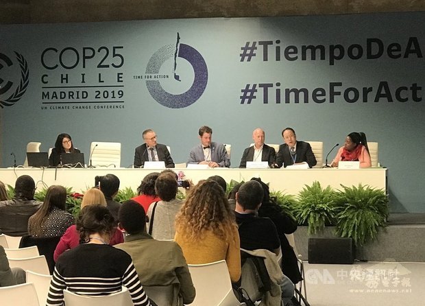 國合會副秘書長史立軍（前排右2）在馬德里氣候峰會世界農民組織舉辦的活動演講，分享台灣因應氣候變遷的實務經驗。（中央社提供）