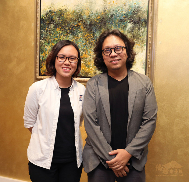 「新戲院」（Sinema Media）由熱愛電影文化的新加坡新銳導演與製片成立，並把觸角延伸到台灣，圖為創辦人朱韋仲（右）、專案經理莊穎彤（左）合影。（中央社提供）