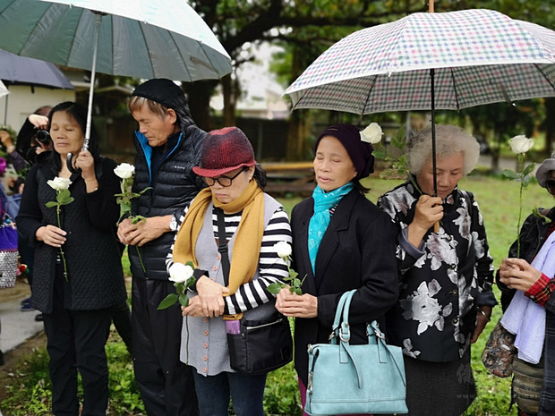 基督教芥菜種會花蓮習藝所1日為美國籍已故創辦人孫理蓮宣教士舉行120歲冥誕紀念感恩禮拜,受助者帶著白色玫瑰花感念孫理蓮的奉獻。(中央社提供)