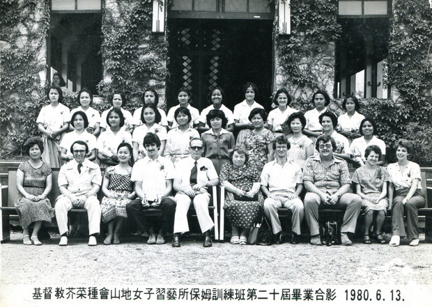 基督教芥菜種會美國籍已故創辦人孫理蓮宣教士於1927年來台,深耕慈善工作,為台灣奉獻50多年。圖為芥菜種會花蓮保母班第20屆畢業歷史照片,前排中身穿洋裝者為孫理蓮。(中央社提供)