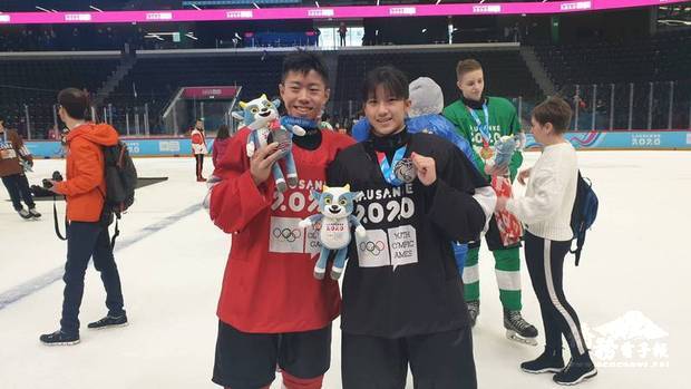 洛桑冬青奧混合國家奧會三對三冰球賽15日男、女子組金牌戰，中華小將林威宇（左）所屬紅隊、張恩婗（右）所屬黑隊，雙雙收下銀牌。（中華奧會提供）