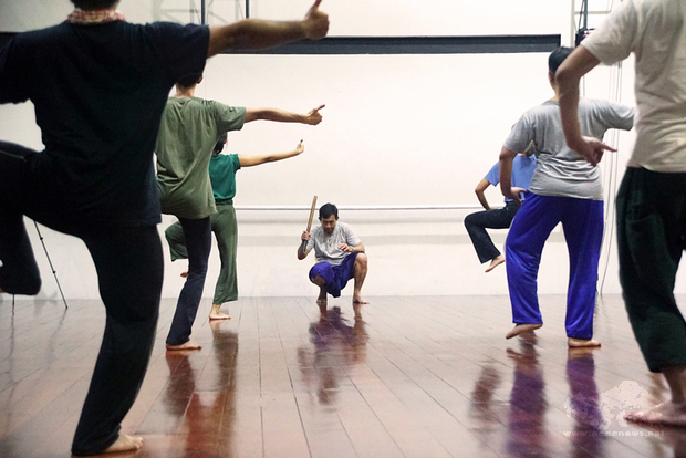 台灣驫舞劇場的舞者陳武康和泰國當代舞蹈大師皮歇與4位東南亞傳統舞蹈大師共同創作「打開羅摩衍那的身體史詩」，1月16日至19日在泰國曼谷的象劇場舉行大師工作坊以及排練。（文化部駐泰文化組提供）