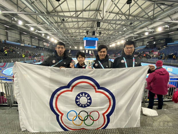 中華小將張蕙（左2）22日在洛桑冬青奧短道競速滑冰國際混合接力賽，所屬G隊在決賽以4分12秒972，一舉逆轉摘銀，能在冬青奧奪牌，讓張蕙相當激動。（中華奧會提供）