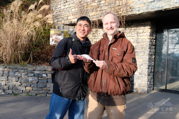 台北市立動物園園長金仕謙（左）與在布拉格動物園工作了22年的保育員布蘭德爾（右）相見歡，未來他將負責穿山甲的飼育工作。（中央社提供）