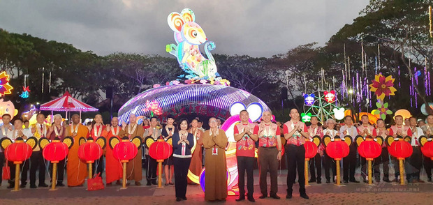 馬來西亞佛光山東禪寺23日舉行平安燈會暨花藝展亮燈儀式，駐馬代表洪慧珠（前排左1）受邀出席。（中央社提供）