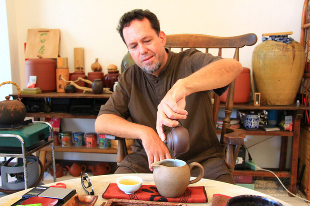 來自美國加州的金安迪（Andy Kincart）1989年因對中文有興趣來台，偶然喝到現泡茶，也因此愛上台灣茶文化。（中央社提供）