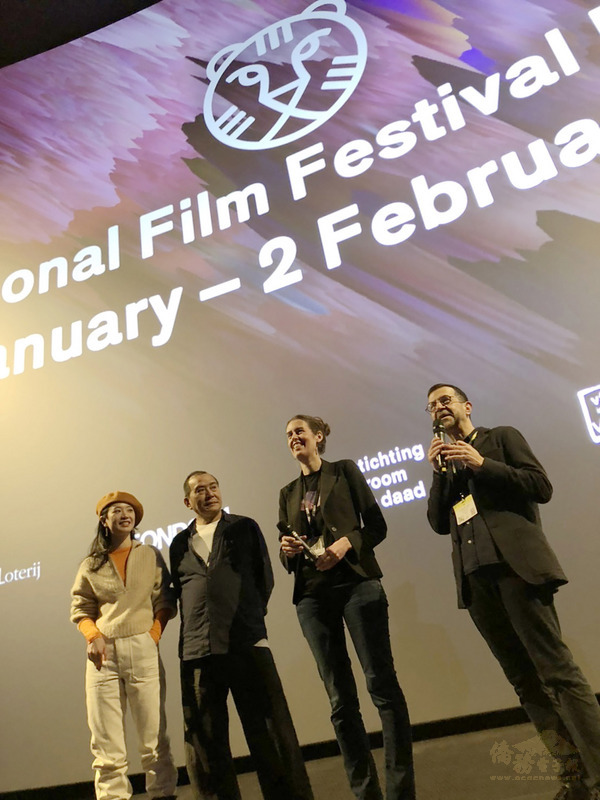 導演張作驥（左2）執導電影「那個我最親愛的陌生人」入選2020鹿特丹影展「大銀幕競賽」，全片29日在影展首映，張作驥率女主角李夢（左）出席映後座談。（海鵬影業提供）