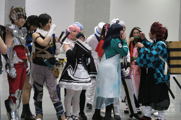 2020第8屆台北國際動漫節邁入第3天，2日活動現場還有日本Cosplay專門節目來台拍攝節目，並訪問台灣的Coser。(中央社提供)