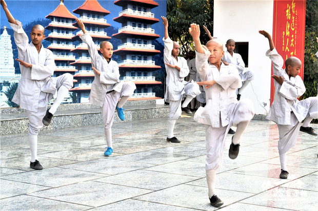 佛光山德里文教中心印度小沙彌們10日認真打拳，展現10天武術集訓課程的成果。（中央社提供）