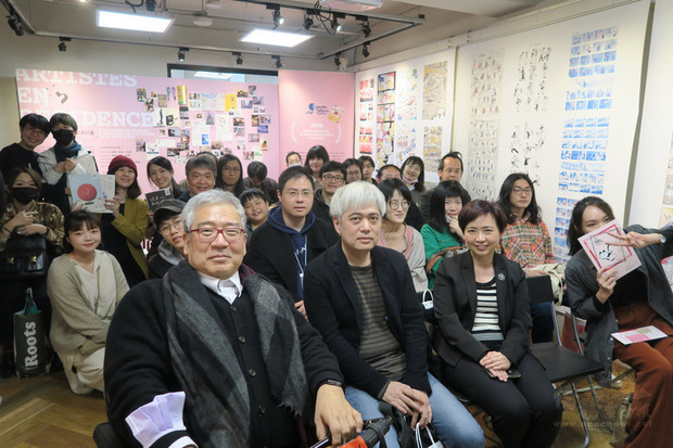文化部在台灣漫畫基地舉辦特展「從台灣到安古蘭：73位漫畫家的開拓之旅」，文化部人文及出版司司長陳瑩芳（前右2）、2020年台灣館策展人郝明義（前左）與多名漫畫家出席與會。(中央社提供)