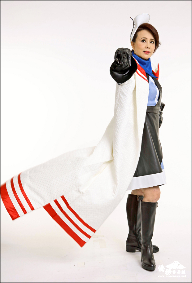 孫翠鳳穿長靴變身美豔警隊隊長紫雲。(自由時報提供)