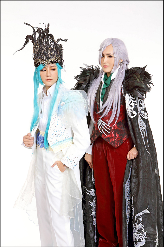 小蠻飾帥氣河神(左),陳昭賢飾演反派柳星羽,俊美扮相獲得好評。(自由時報提供)