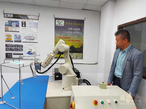 國立台灣科技大學團隊打造拋棄式口罩清潔機台，20秒就能讓口罩滅菌、消除異味，延長口罩使用時間。（中央社提供）