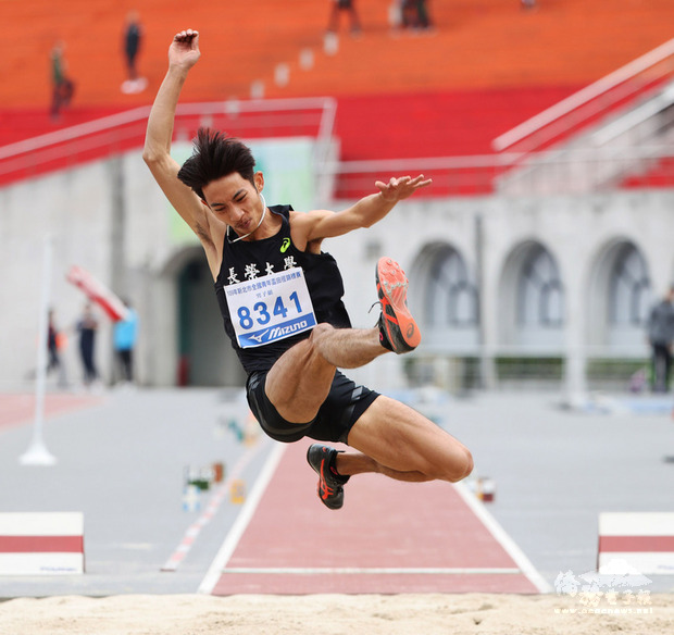 109年新北市全國青年盃田徑錦標賽11日持續展開，跳遠好手林昱堂在跳遠決賽以8公尺07的佳績奪金，但因超風速，無法列入紀錄。（中華民國田徑協會提供）