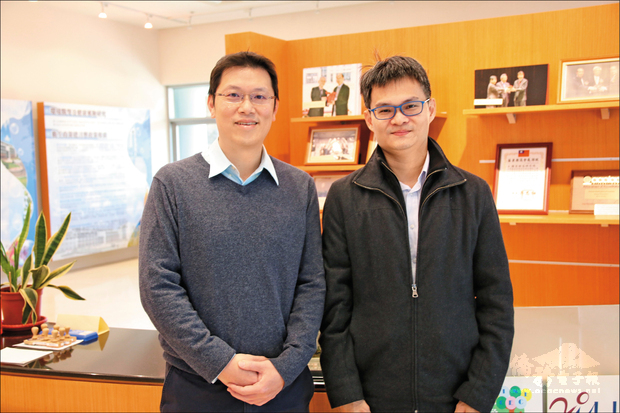 國衛院生技與藥物研究所助理研究員王文傑（右起）和張竣評，為合成對抗武漢肺炎藥物的靈魂人物。（自由時報提供）