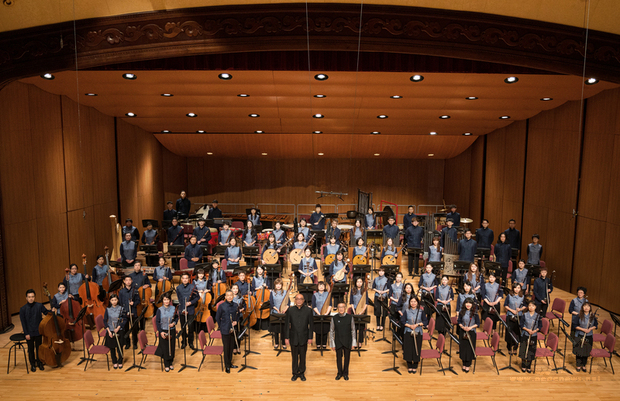 台北市立國樂團將與中華電信合作,3月21日在中山堂舞台舉行「網路直播音樂會—望春風」,由首席指揮瞿春泉帶領北市國音樂家演出多首經典作品,並由北市國團長鄭立彬親自導聆,透過台灣民眾熟悉的音樂撫慰人心。(北市國提供)