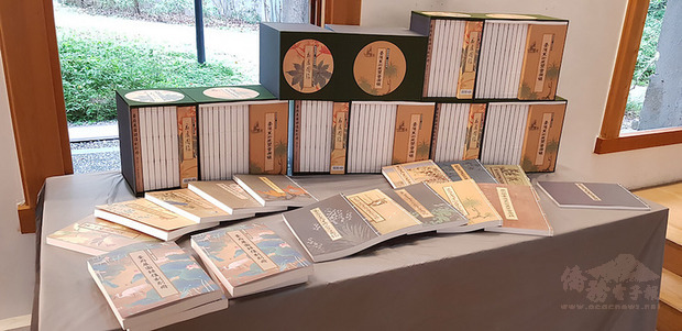 國美館委託藝術家雜誌耗時1年，復刻出版日治時期台展（台灣美術展覽會）、府展（台灣總督府美術展覽會）共16屆展覽圖錄，其中也保留原版中的錯字，留下歷史痕跡。（中央社提供）