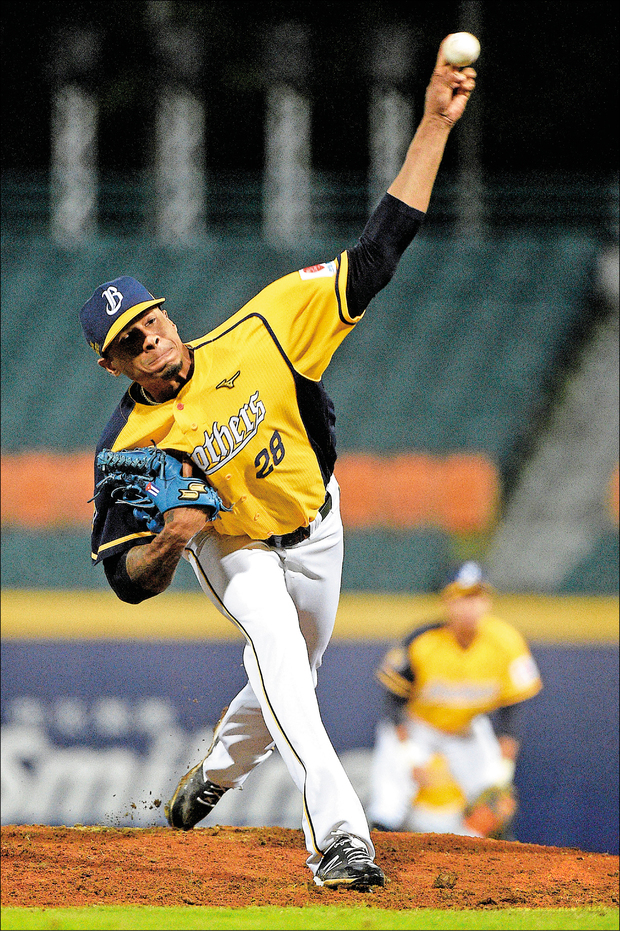 目前三振、勝投數居聯盟雙冠的兄弟洋投米蘭達，接受大聯盟記者專訪時，表示慶幸來台打球。（自由時報提供）