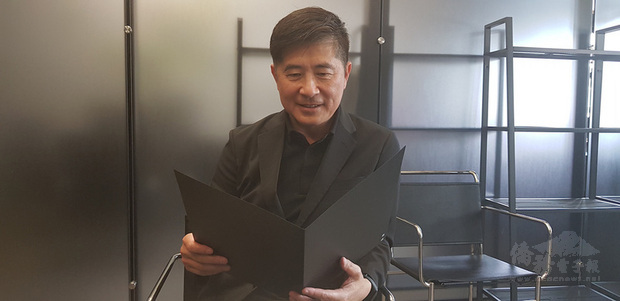 台灣防疫有成也捐贈口罩給各國,台灣設計研究院院長張基義(圖)表示,設計院已找團隊設計一款公版口罩包裝盒及箱子,希望提供給外交部,可運用在下一波口罩人道援助的相關設計,推廣台灣防疫國家隊。(中央社提供)