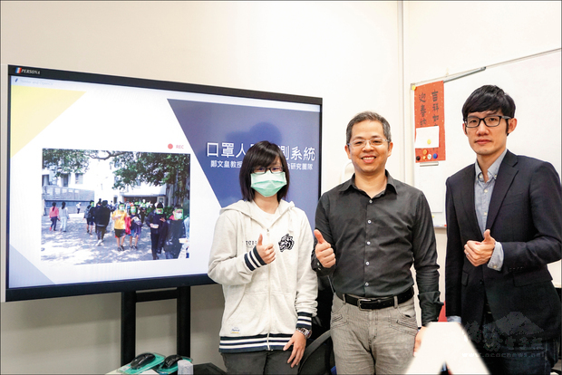 交通大學電機學院教授鄭文皇（中）和助理教授帥宏翰（右）聯合研發「大規模視訊監控口罩人臉偵測系統」，可在人流多的環境，透過相機偵測民眾是否戴口罩。（自由時報提供）