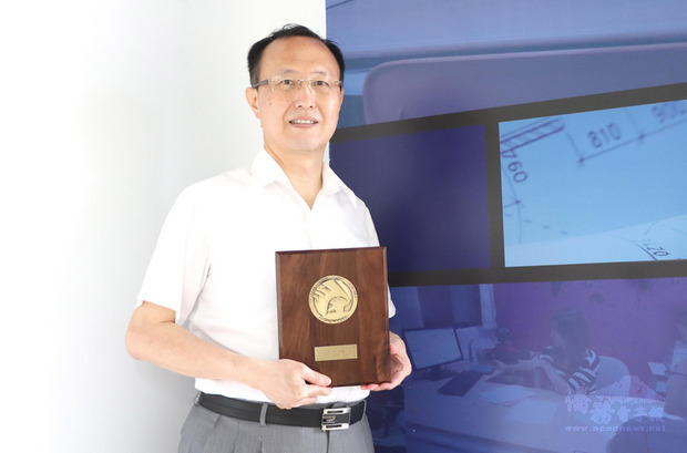 台北科技大學工程學院院長宋裕祺的研究團隊,以「新型仿生積木式預鑄橋墩系統」論文,獲美國土木工程師學會林同棪獎肯定。(北科大提供)