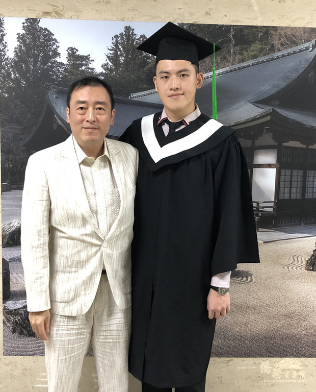 醫生父子檔李兆麟(左)、李研永(右)在武漢肺炎防疫期間合作推出歌曲「打個心靈點滴」,盼在抗疫期間以音樂療癒民眾心靈。(優美診所提供)