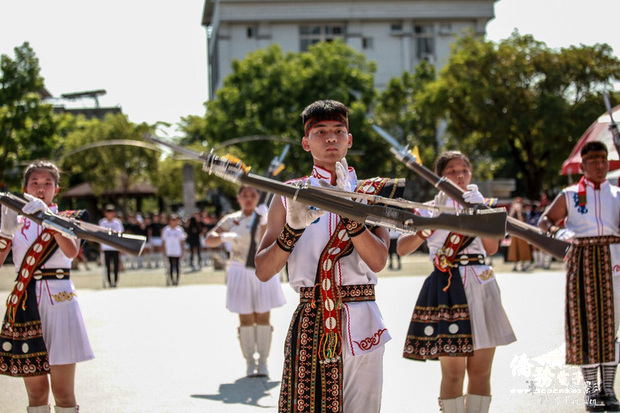 屏東國立內埔農工有不少原住民學生,成立1年多的儀隊在表演中融入原住民元素,日前參加在台南市舉行的「學生儀隊交流競賽」,獲得南區冠軍。(內埔農工提供)