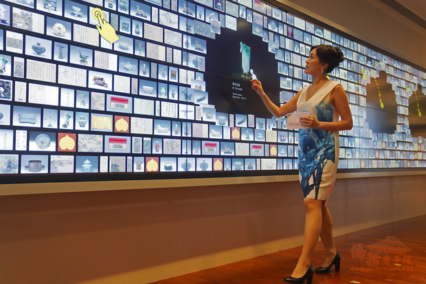 國立故宮博物院北部院區27日召開記者會，展示以數位觸控面板打造的12公尺「文物互動導覽牆」，可供多名觀眾同時自由瀏覽故宮精選典藏文物。（中央社提供）