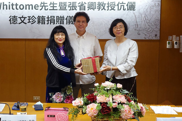 國家圖書館近日獲得翻譯家張君德(Gunter Whittome)(中)和輔仁大學教授張省卿(左)捐贈12種69冊珍貴德文書籍,除了妥善保存、編目,也將逐步進行數位化,方便推廣,活絡古籍的利用。(國圖提供)