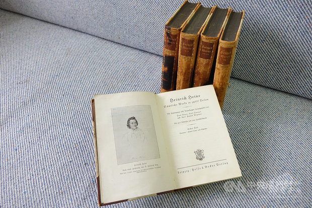 國家圖書館近日獲得翻譯家張君德(Gunter Whittome)和輔仁大學教授張省卿夫婦捐贈12種69冊珍貴德文書籍。圖為海涅集。(國圖提供)