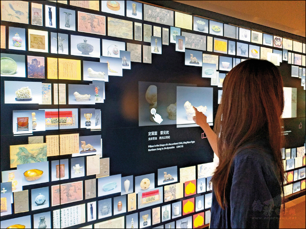 故宮推出「文物互動導覽牆」，透過觸控飽覽數位文物。（自由時報提供）