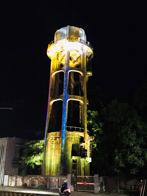 1937年興建完工的岡山水塔曾帶動當地發展與繁榮,也曾是地標所在,1992年停止運作後被列為歷史建築,功成身退28年後再以光雕重現昔日風華。(中央社提供)