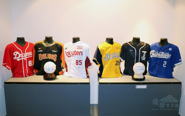 中華職棒與日本甲子園歷史館近年合作「台灣日」活動,16日將推出「中華職棒CPBL特別展」,展示內容包括總統蔡英文親筆簽名球等。(中央社提供)