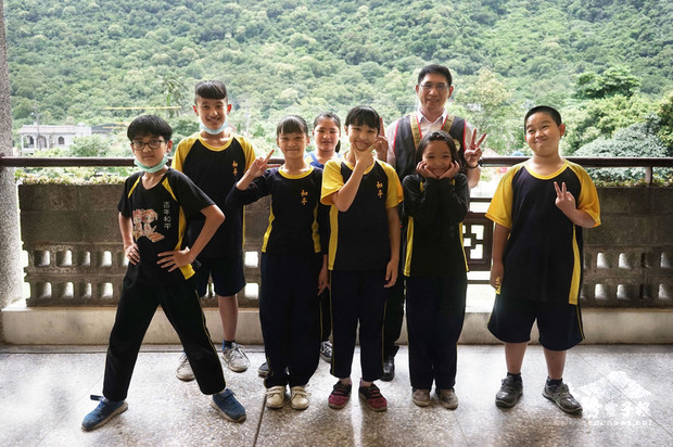 目前任職和平國小的太魯閣族校長艾石生(後右)選擇留在偏鄉,用自己的經驗,陪伴更多和他一樣的部落孩子。(中央社提供)