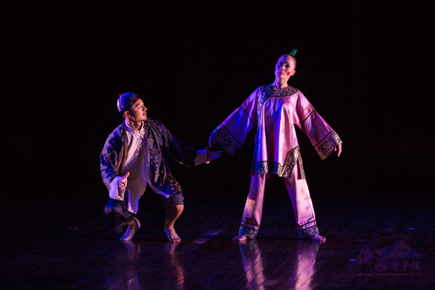 舞蹈家蔡瑞月舞作「傀儡上陣」，描繪蔡瑞月3年白色恐怖入獄期間的心路歷程。（蔡瑞月文化基金會提供）