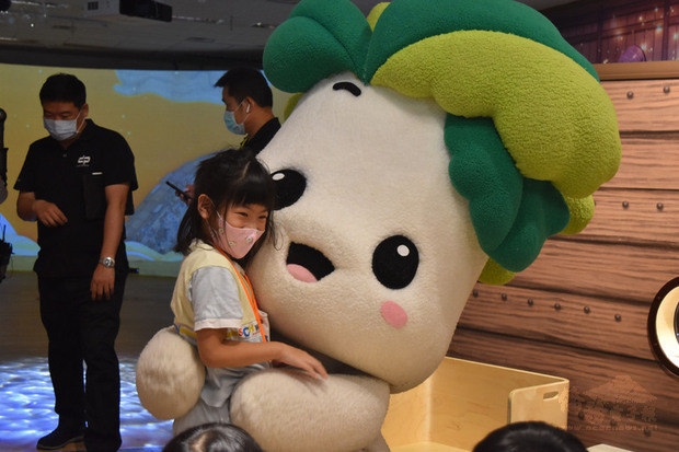 故宮博物院表示,故宮兒童學藝中心2.0版展廳升級,加強運用多項數位科技互動裝置,從入口處就能體驗。其中故宮北院吉祥物小翠是兒藝中心展廳內的靈魂角色。(故宮博物院提供)