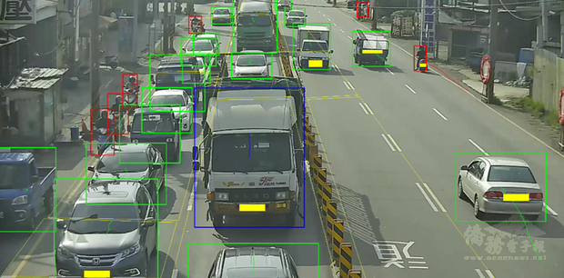 中研院2日表示，台灣與俄羅斯共同研究開發的物件偵測演算法（YOLOv4），是目前最快的影像辨識技術，已運用在「智慧城市交通車流解決方案」，布設於桃園、新竹。圖攝於桃園，可即時偵測車輛、停等車列、車速。（中央研究院提供）