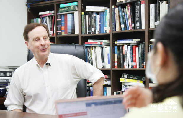 將歸化台灣的美國籍台北醫學大學教授藍亭（Timothy Lane）表示，希望號召更多優秀年輕人加入神經科學研究，除了發展科研，還能救人，更期盼將神經科學打造為台灣引以為傲的特色之一，帶給更多年輕人學習及就業的機會。（中央社提供）