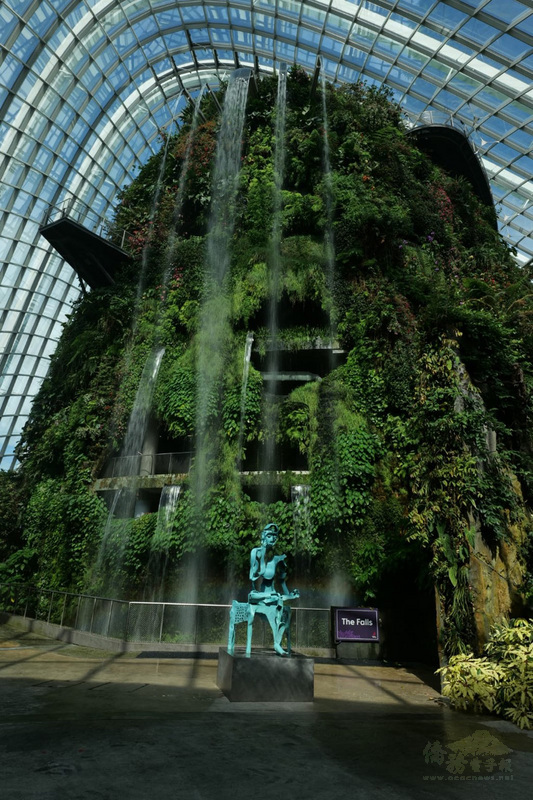 台灣雕塑家李光裕的16件銅雕作品將首度赴新加坡濱海灣花園雲霧林展出，透過這座大自然的美術館，把花園與藝術作品巧妙融合於天地之間，圖為展出作品「思惟」。（李光裕提供）