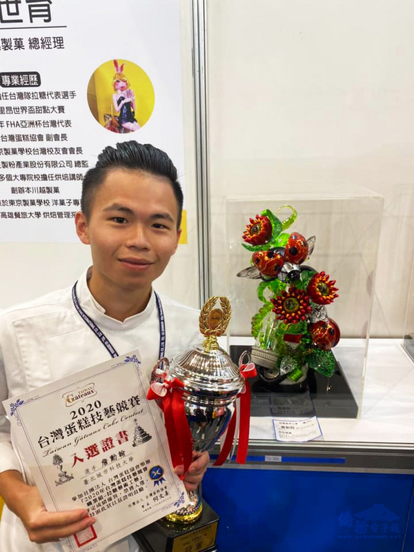 台北城市科技大學烘焙學程學生詹勳翰以作品「科技瓢蟲」探討生態危機,在Gateaux盃蛋糕技藝競賽中獲拉糖工藝職業組金牌。(城市科大提供)