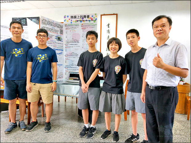 國華國中學生李命曜（右二）、林子怡（右三）、葉亮辰（右四）等3人，經1年實驗找出水晶寶寶在加熱板上的跳動原理，獲得全國科展物理科第一名。（自由時報提供）