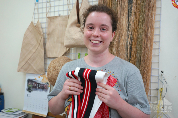 來自法國的大學生何伊蓮今年初到台灣學習噶瑪蘭族特有的香蕉絲編織，不過因學習時間有限，僅能先以棉線練習織法，她和花蓮新社香蕉絲工坊的工藝師們約定，將來要找時間回來繼續學習。（中央社提供）